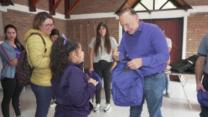 Entregaron kits escolares y dialogaron sobre problemáticas vecinales