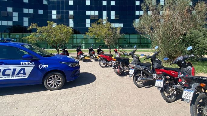 Un motociclista terminó con lesiones graves tras chocar contra un auto