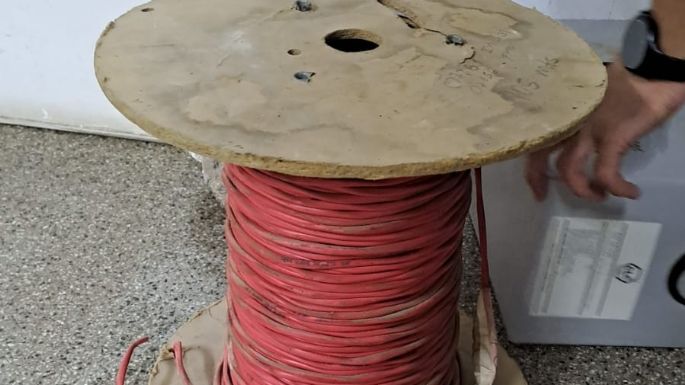 Lo engancharon robando rollos de cables de una escuela Proa en construcción