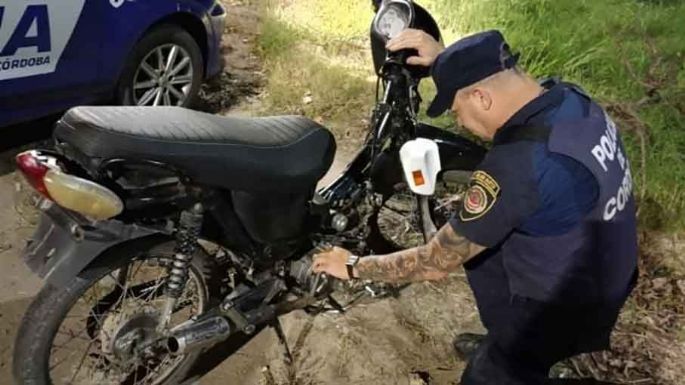 Delincuentes por los techos y en moto robada