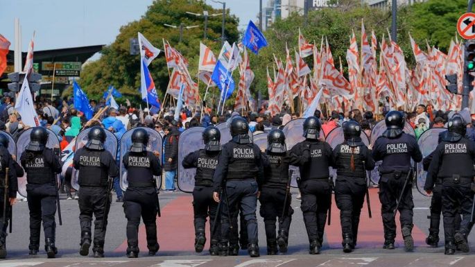 Reprimen una manifestación de organizaciones sociales en el microcentro porteño