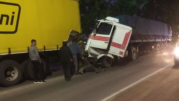 Choque de camiones por alcance en la ruta 2