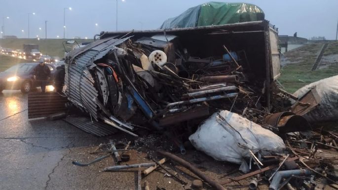 Un camionero viajaba desde Villa María y volcó en la Circunvalación