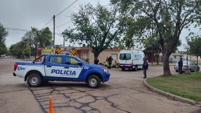 Dos lesionados tras chocar en moto contra un auto