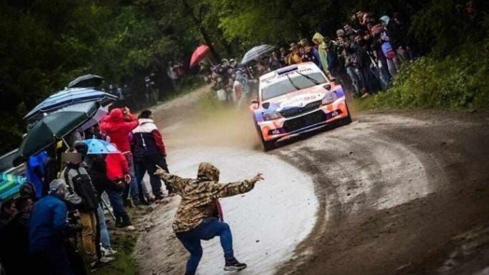 Rally en Jesús María: lo detuvieron por cruzarse entre los autos