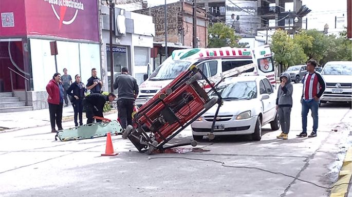 Hubo siete heridos: entre ellos tres niños y un trabajador que cayó de una escalera expansible