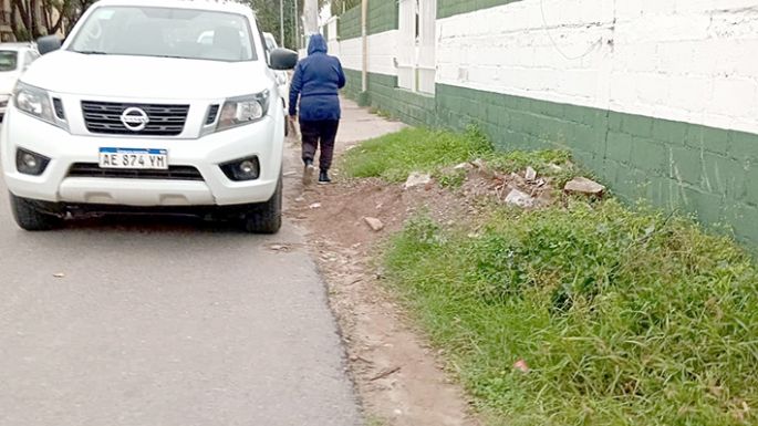 Quejas por el estado del paso a nivel de la calle Salta