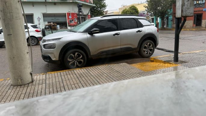 Estaciona todas las semanas sobre la rampa de accesibilidad