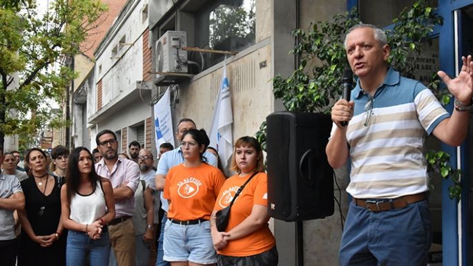 Abrazo y marcha por la educación