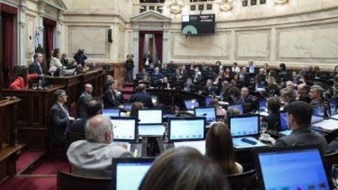 A mano alzada, los senadores se aumentaron el doble sus sueldos