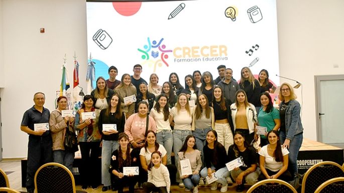 Entregan 41 becas
