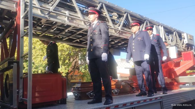 Último adiós a Jóse Luis Pérez por el cuartel de bomberos