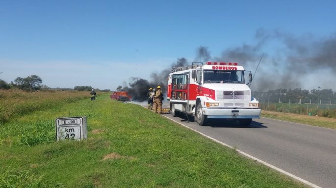 Un automóvil se incendió en la ruta y el conductor se salvó