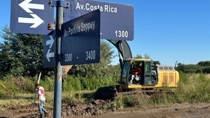 Limpian el desagüe pluvial de Los Olmos
