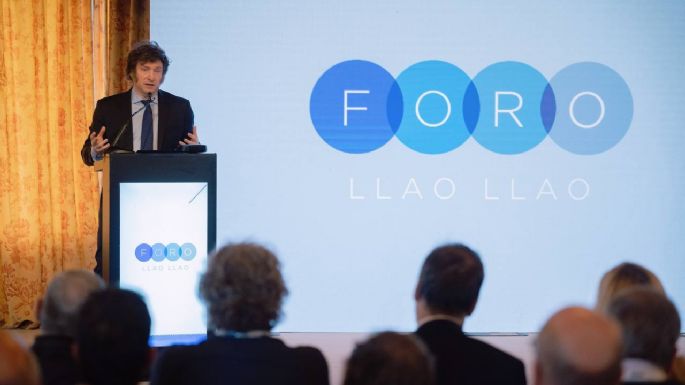 Milei en el Llao Llao: "El que fuga es un héroe" y "si compran dólares en negro, mejor"