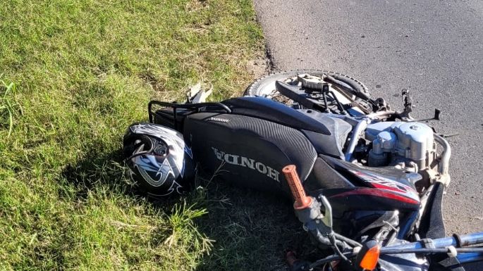 Un motociclista sufrió graves lesiones al ser chocado por una camioneta