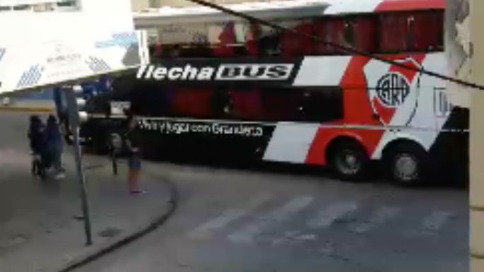 [VIDEO] Villamariense registró la llegada del plantel de River a Córdoba