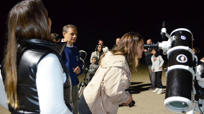 Más de 200 personas contemplaron las estrellas en el Aeropuerto local