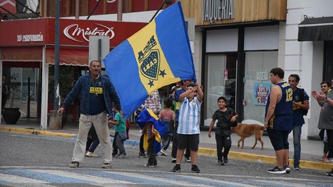 Hinchas se acercaron a plaza Centenario para festejar el triunfo de Boca