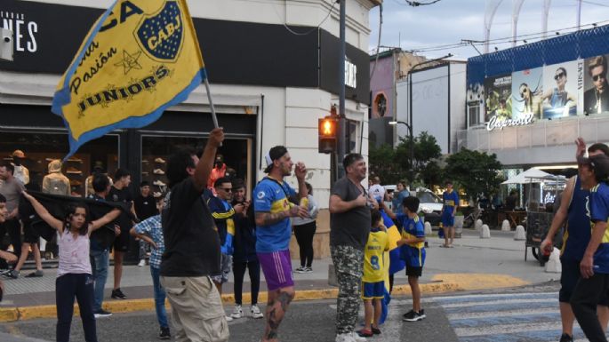 Hinchas se acercaron a plaza Centenario para festejar el triunfo de Boca
