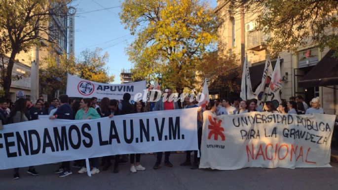 Masiva marcha en defensa de la educación pública