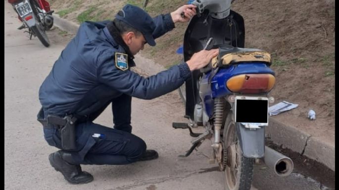 Circulaba en una moto con irregularidades y terminó detenido