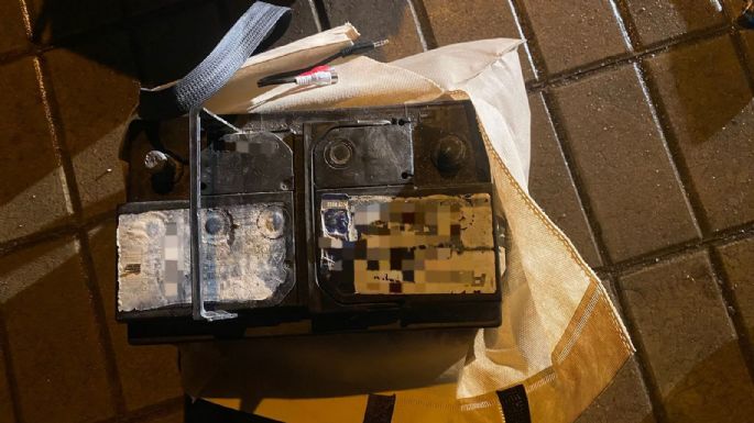 Lo engancharon robando la batería de un auto