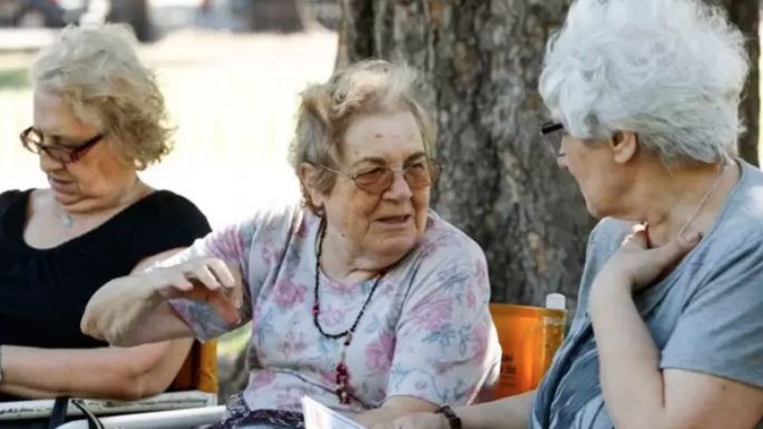 Si aprueban la Ley Bases, las mujeres podrían jubilarse a los 65 años
