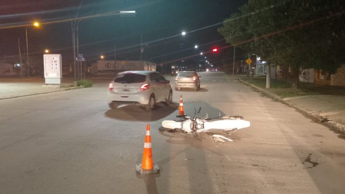Un joven motociclista impactó contra un cartel y corre riesgo su vida