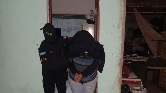 Allanaron un bar donde vendían drogas y detuvieron a una mujer