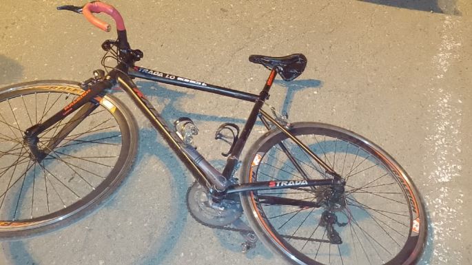 Un ciclista falleció tras caer violentamente contra el asfalto