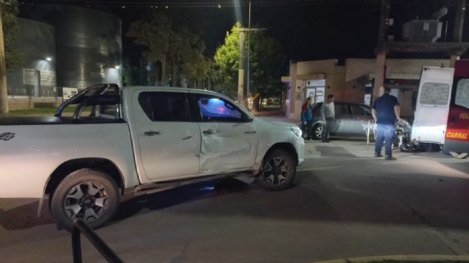 Un joven fue hospitalizado tras un choque contra una camioneta