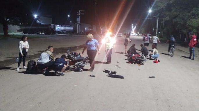 Una mujer resultó con lesiones graves tras un choque entre dos motos
