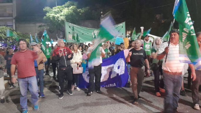Estatales se movilizan en defensa de sus derechos