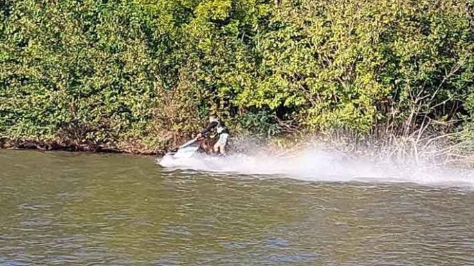 Dos motos de agua en el lago