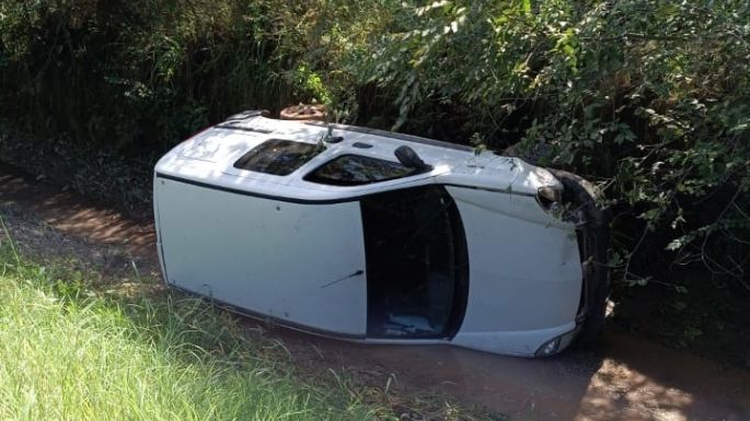 Un hombre perdió el control de su auto y volcó