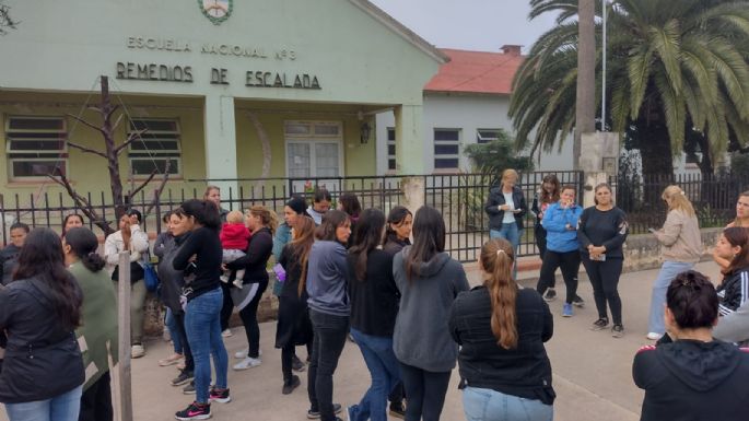 Padres se manifiestan para rechazar la reincorporación del director Tisera