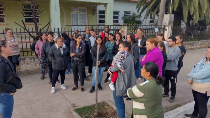 Padres se manifiestan para rechazar la reincorporación del director Tisera