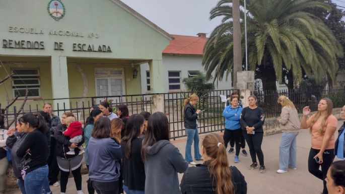 Padres se manifiestan para rechazar la reincorporación del director Tisera