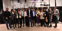 El pleno de concejales. No faltó uno solo. Entregaron un presente que recibieron una socia fundadora de la cooperativa ya jubilada y la más joven de todos los asociados