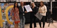 La vicerrectora Elizabeth Theiler y el rector Luis Negretti, de la UNVM, entregaron un presente, recibido por quienes nos asesoraron en materia de cooperativismo, Marcela Lazos y Lidia Danna