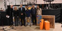 La Cooperativa de Tío Pujio, siempre junto a elDiario. Sus directivos, encabezados por el presidente, Darío Ranco, nos entregaron un televisor y una computadora para nuestra radio (90.1), que ya está en el aire con programación musical y pronto tendrá espacios propios
