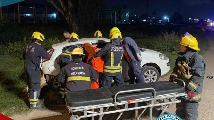 Bomberos rescataron a una mujer que había quedado atrapada en un auto tras un choque