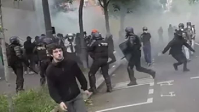 Choques de manifestantes y policía en París durante la marcha