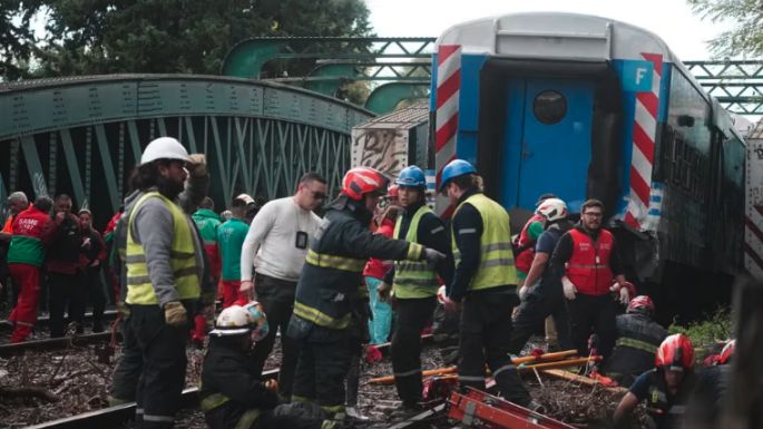 Dos trenes chocaron en Buenos Aires: hay 30 heridos y asisten a otras 60 personas