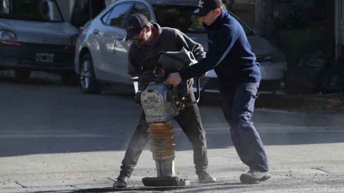Reparan pozos en distintas calles