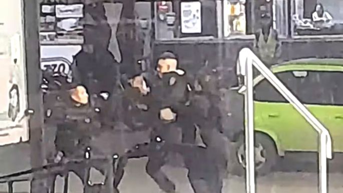 Policías a las trompadas en la Terminal de Ómnibus