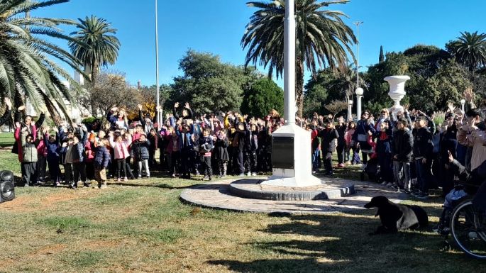 [Video] Alumnos de la Escuela Nicolás Avellaneda entonaron el Himno en la plaza Independencia