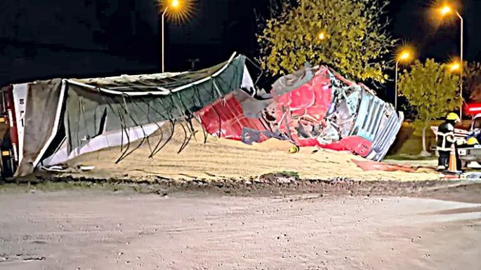 Un joven camionero grave al quedar atrapado en la cabina tras un vuelco