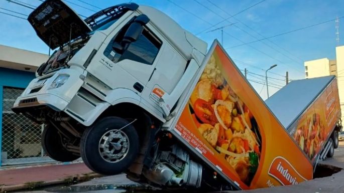 Río Cuarto: un camión de gran porte quedó atrapado por un enorme bache